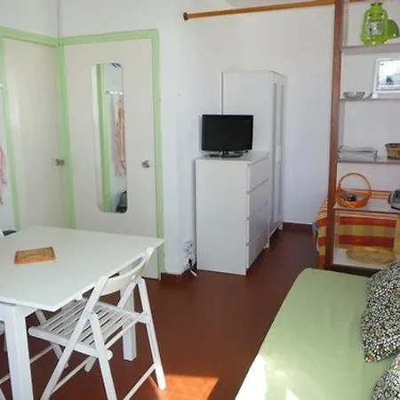 Au 1er étage, Terrasse Sud, Parking, Et Commerces à Proximité - Fr-1-782-19 * Le Barcarès